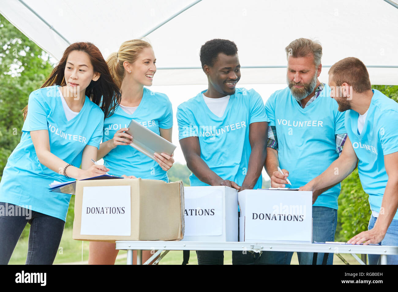 Groupe de bénévoles à la collecte de dons pour un organisme à but non lucratif Banque D'Images