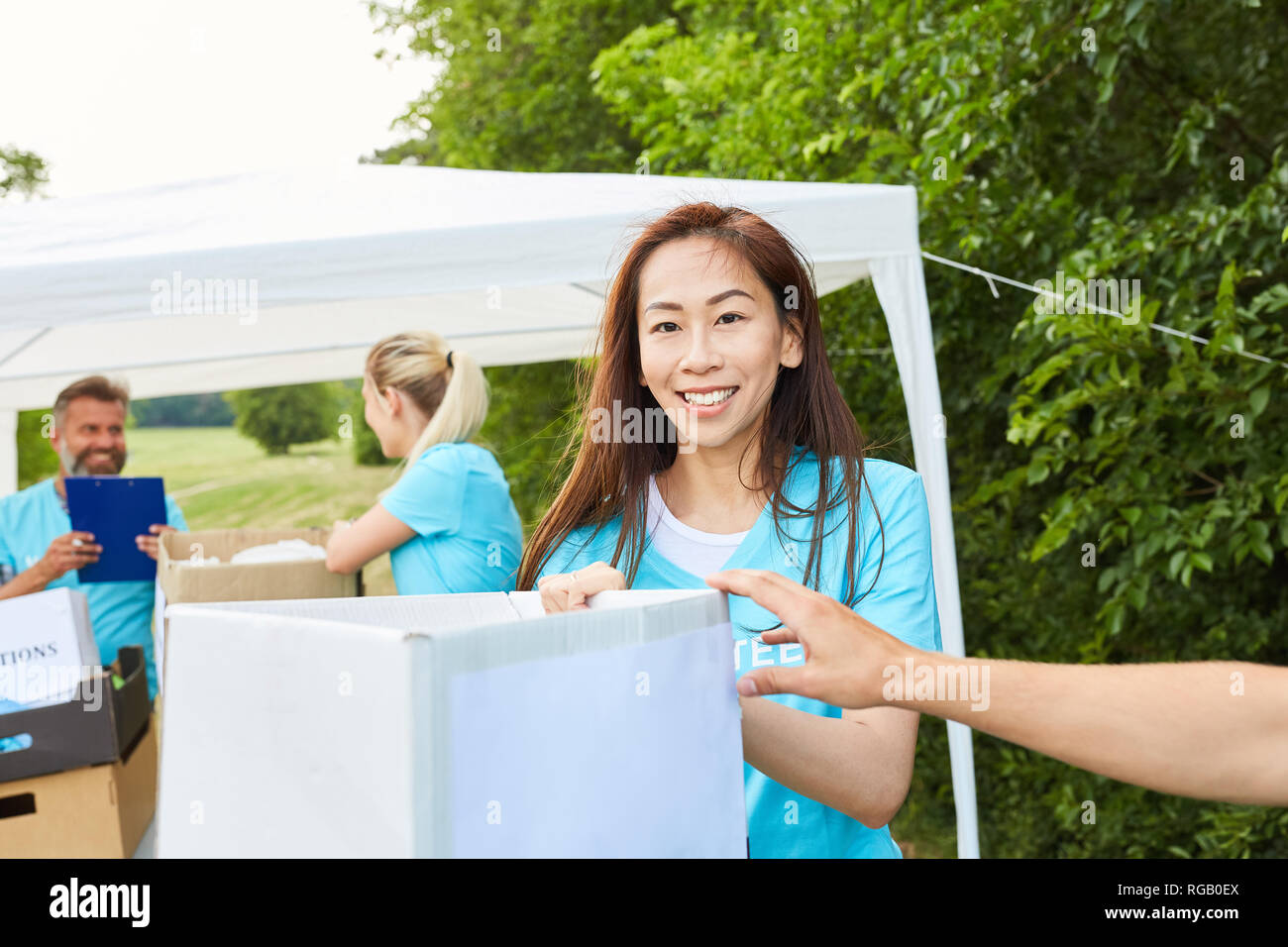 Jeune femme bénévole aide à recueillir de l'argent dans son année sociale Banque D'Images