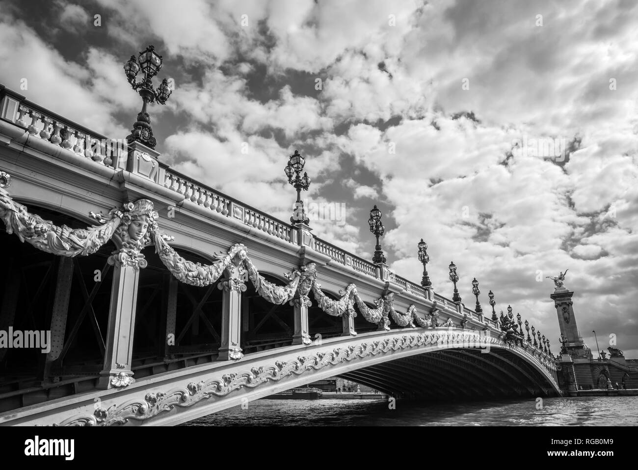 Pont Alexandre III et la Seine à Paris France, la photographie noir et blanc Banque D'Images