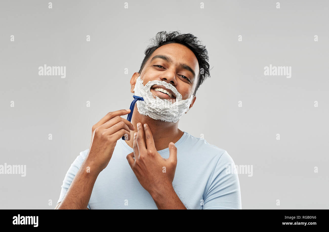 Barbe de rasage homme indien avec une lame de rasoir Banque D'Images