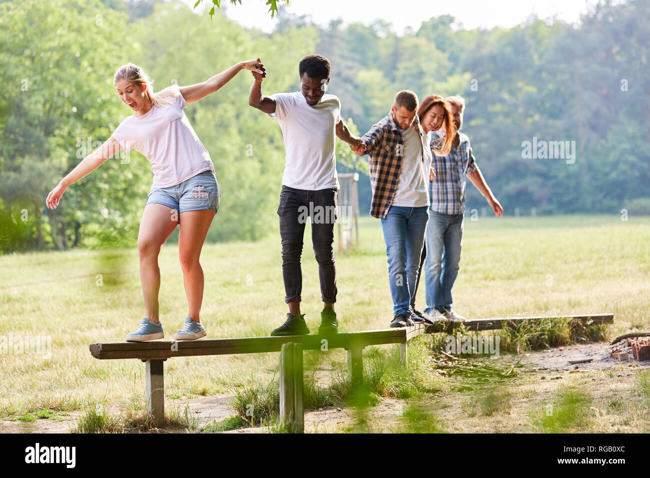 L'équilibrage de l'équipe de l'enjoliveur vous cours à l'atelier team building Banque D'Images