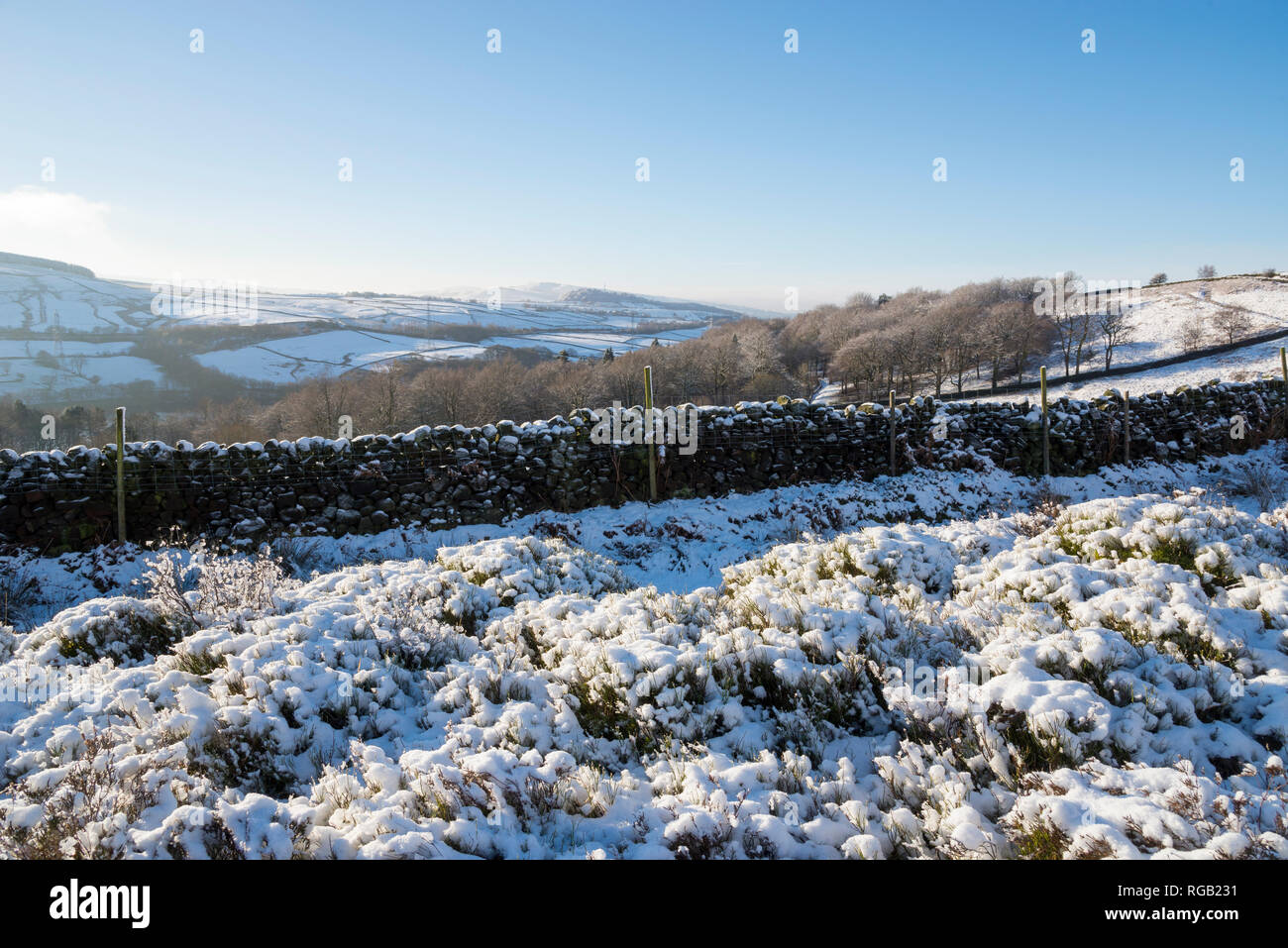 Paysage de neige en bordure de l'A628 Woodhead road dans les collines de Derbyshire, Angleterre. Banque D'Images
