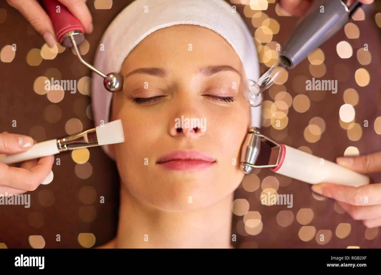Femme ayant hydradermie soin du visage de spa Photo Stock - Alamy