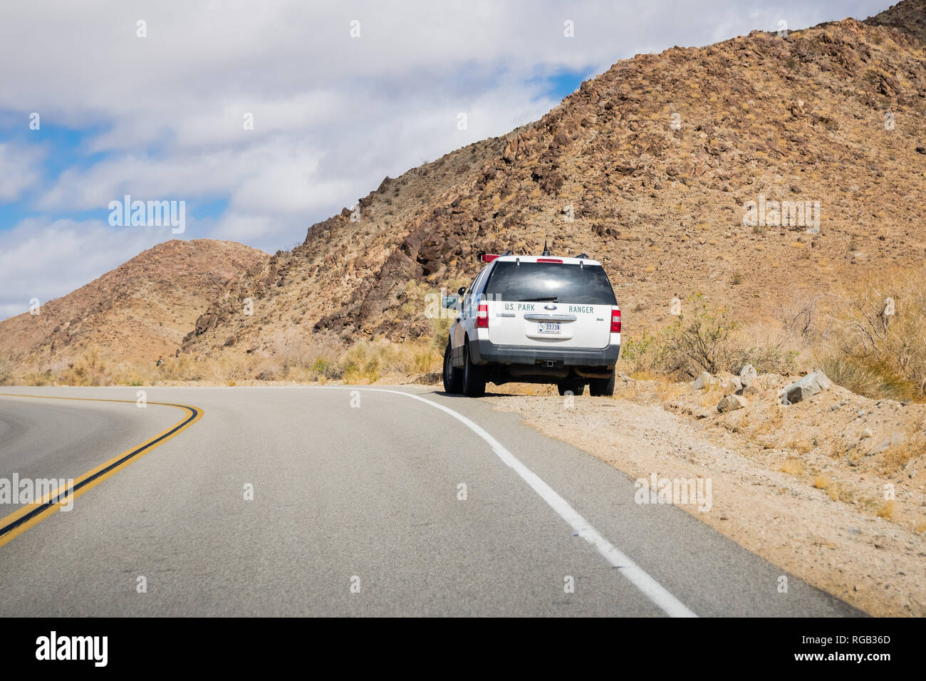 17 mars 2018, Joshua Tree NP / CA / USA - Ranger voiture s'est arrêtée sur le côté d'une route pavée Banque D'Images