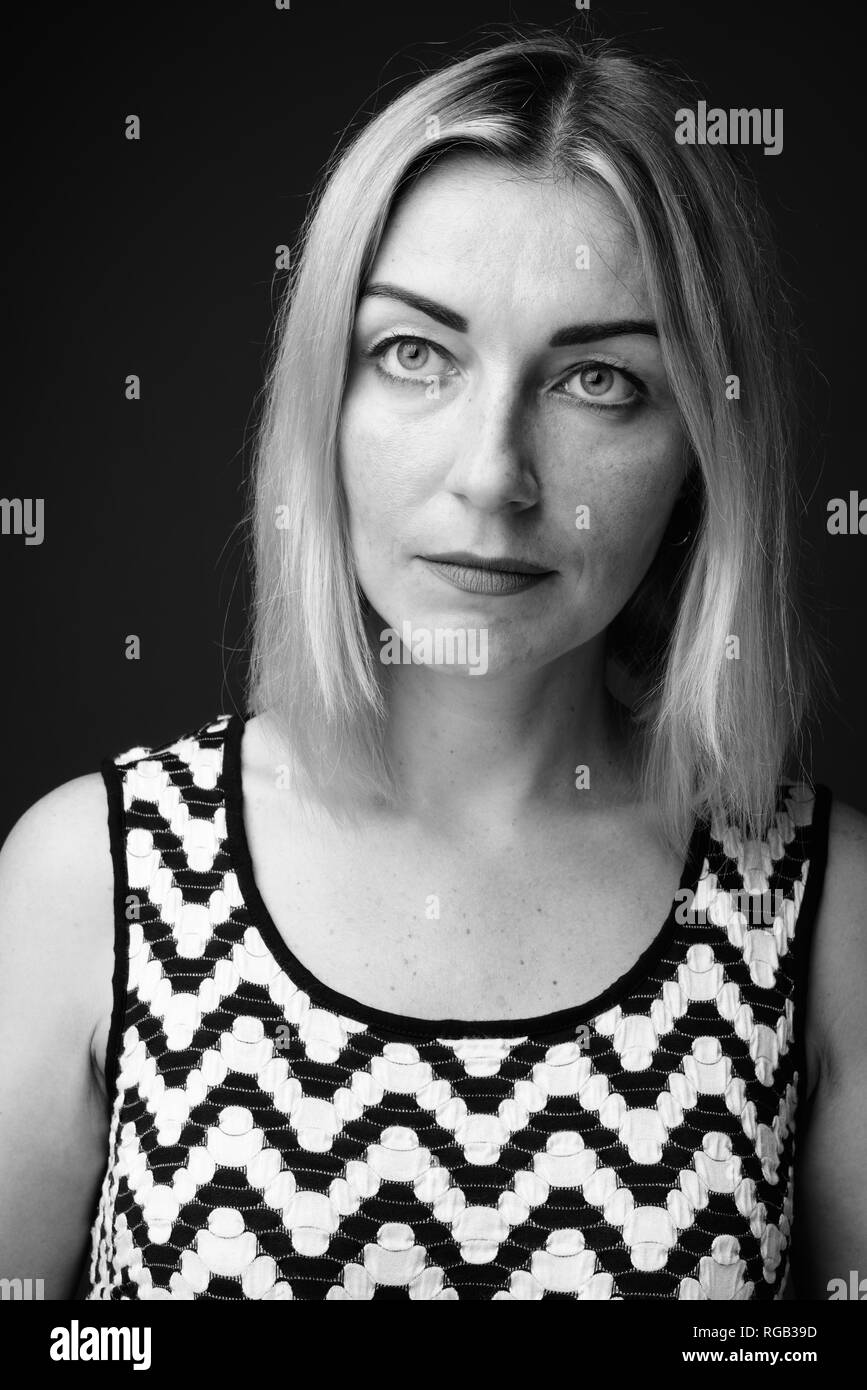 Beau portrait avec les cheveux courts en noir et blanc Banque D'Images