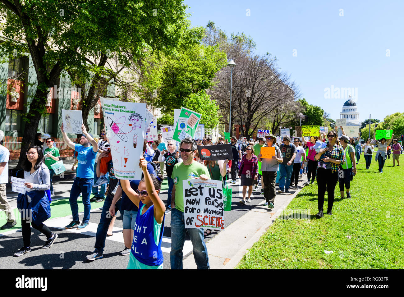 14 avril, 2018 Sacramento / CA / USA - Les participants à la marche de la science et de l'impôt sur le marche Mars Capitol Mall ; California State Capitol buil Banque D'Images