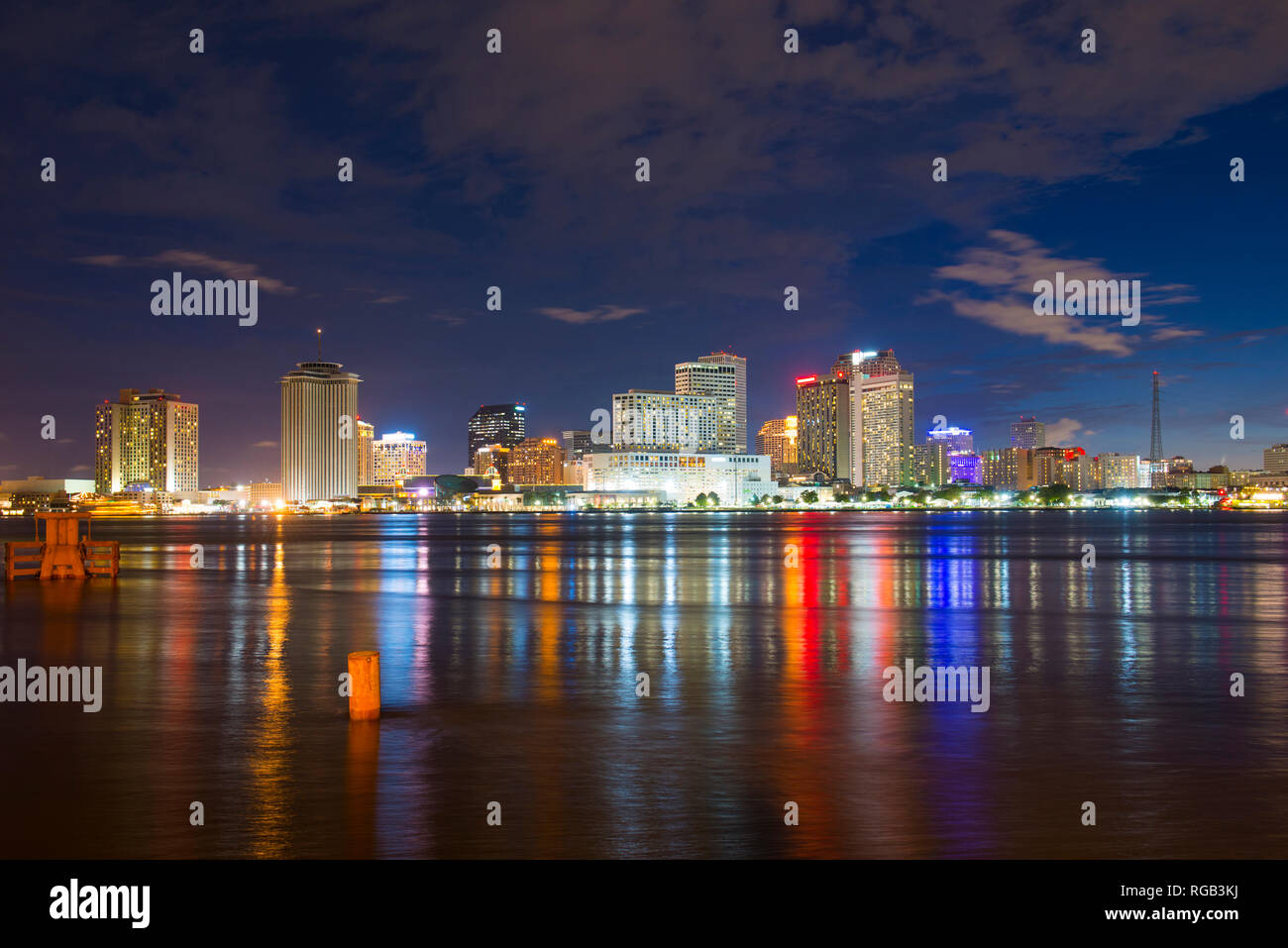 New Orleans skyline au crépuscule sur le fleuve Mississippi à la Nouvelle Orléans, Louisiane, USA. Banque D'Images