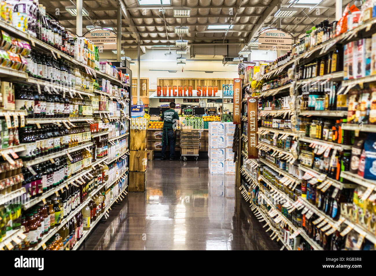 4 mai 2018 Sunnyvale / CA / USA - Vue d'une allée dans un marché des producteurs de graines germées ; l'employé du magasin d'organiser la production dans l'arrière-plan ; le sud de San Francis Banque D'Images