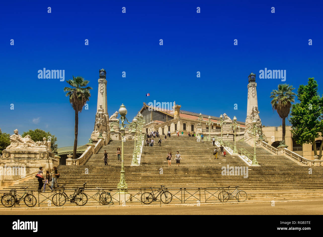 Marseille, France, juin 2018, un escalier extérieur menant à la gare St-Charles Banque D'Images