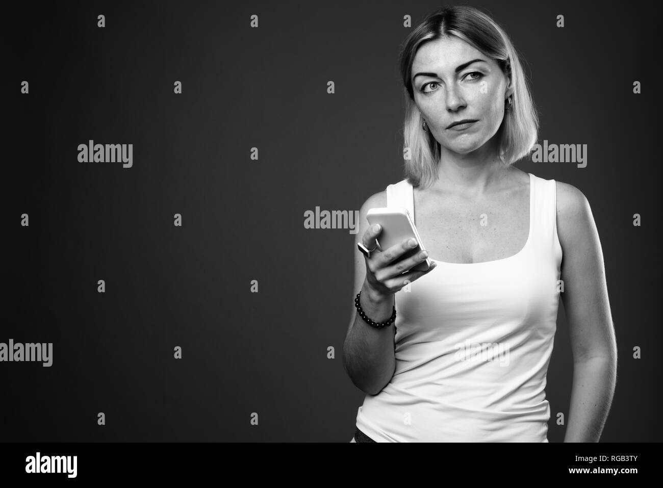 Beau portrait avec les cheveux courts à l'aide de mobile phone Banque D'Images