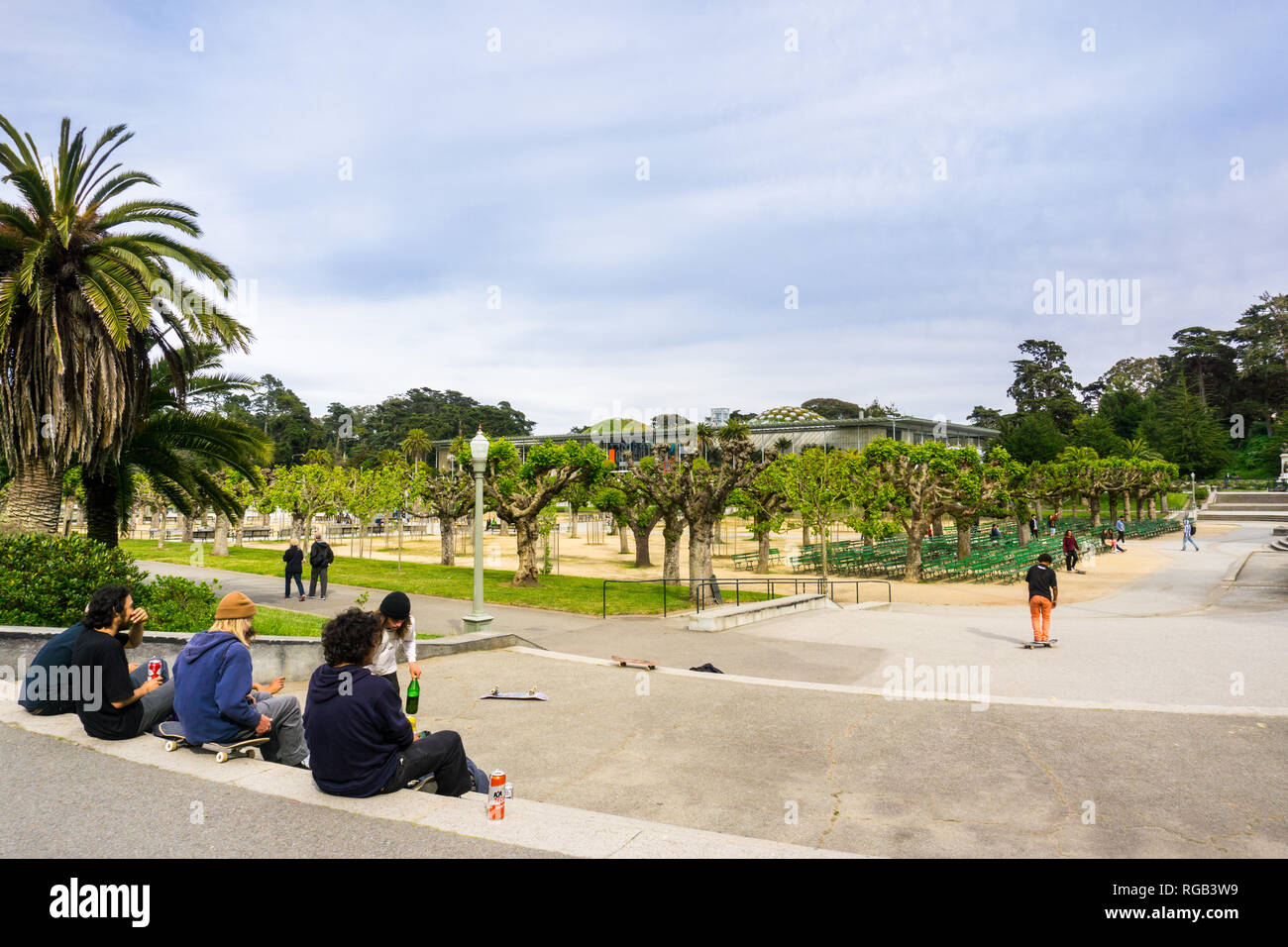 6 mai 2018 San Francisco / CA / USA - Les jeunes de la planche à roulettes et de s'amuser dans le parc du Golden Gate Banque D'Images