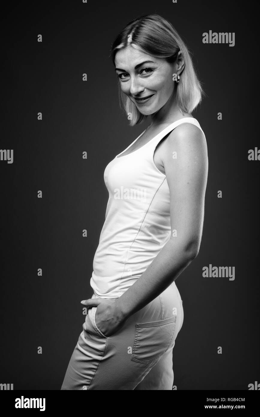 Beau portrait avec les cheveux courts en noir et blanc Banque D'Images