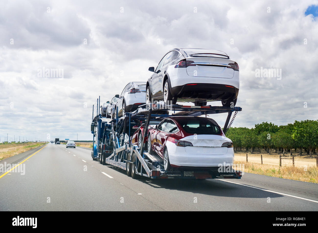 25 mai 2018 Bakersfield / CA / USA - Voiture porte Modèle Tesla 3 nouveaux véhicules le long de l'Autoroute, Vue arrière de la remorque Banque D'Images