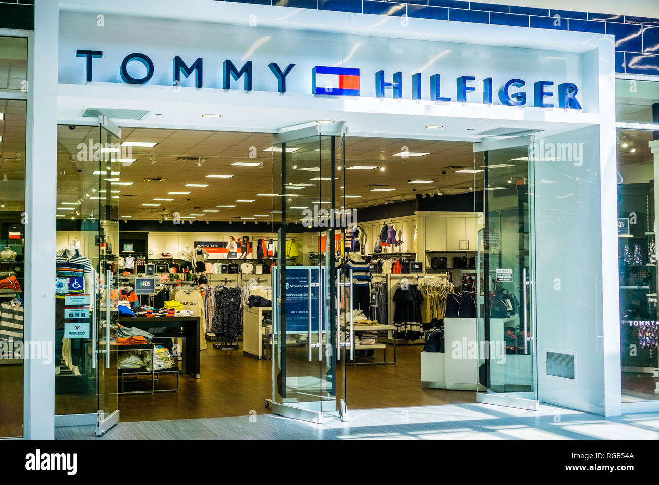 5 juin 2018 Milpitas / CA / USA - Tommy Hilfiger entrée du magasin au Grand  Mall, South San Francisco bay area Photo Stock - Alamy