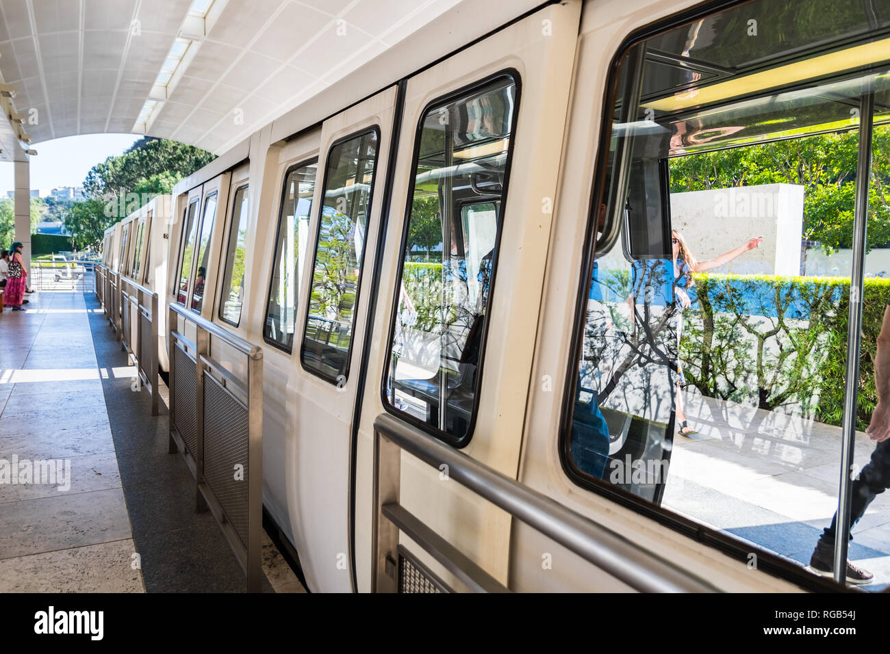 Le 8 juin 2018 Los Angeles / CA / USA - Le Getty Center est un tramway monorail Hovair Otis de la ville américaine de Los Angeles au service du Getty Center ; c'est Banque D'Images