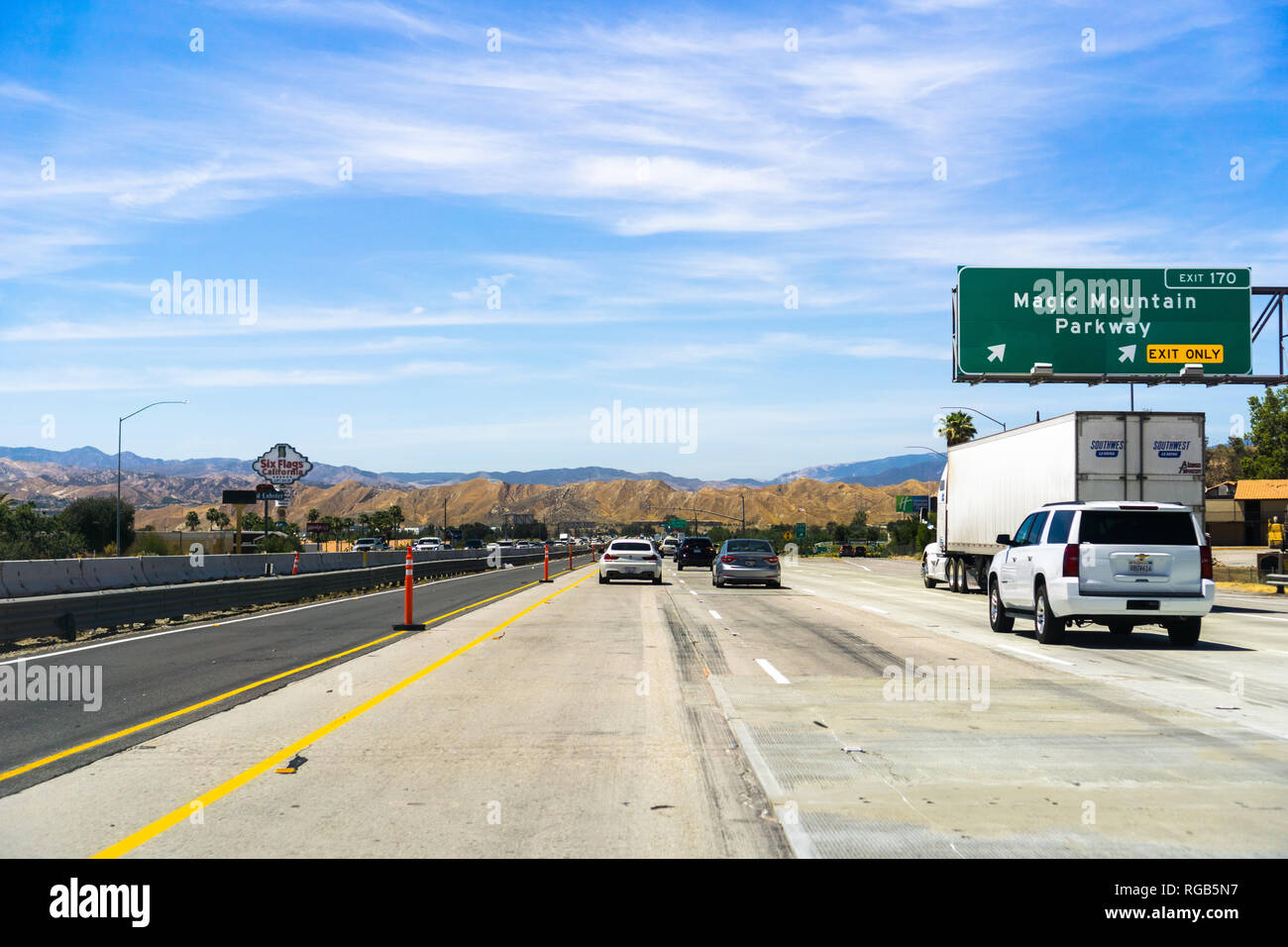 Le 10 juin 2018 Valence / CA / USA - Conduite sur l'autoroute, passant la bannière et sortie pour Six Flags Magic Mountain Banque D'Images
