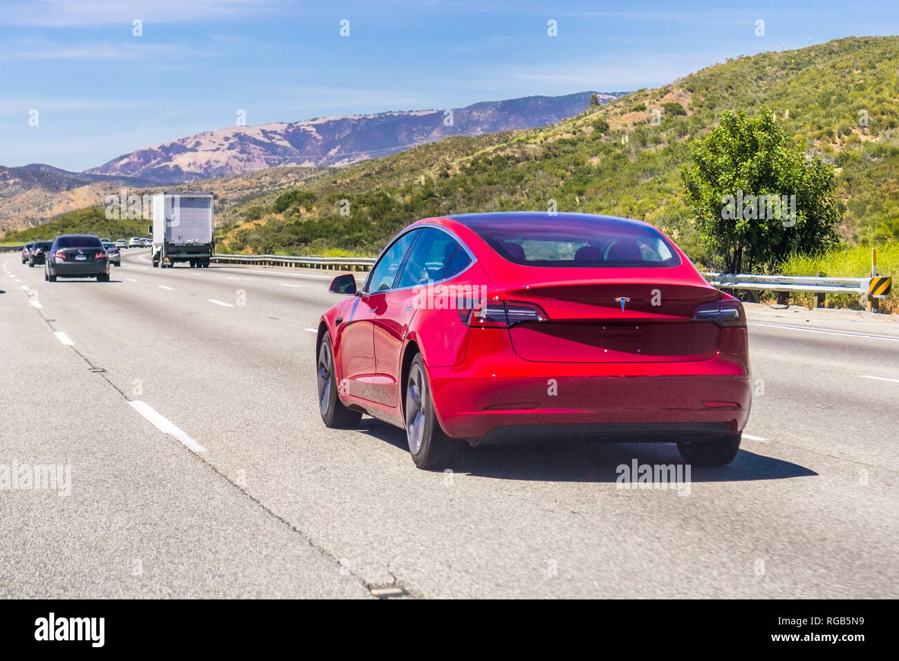 Le 10 juin 2018 Los Angeles / CA / USA - Le nouveau modèle 3 Tesla roulant sur l'autoroute, le comté de Los Angeles Banque D'Images