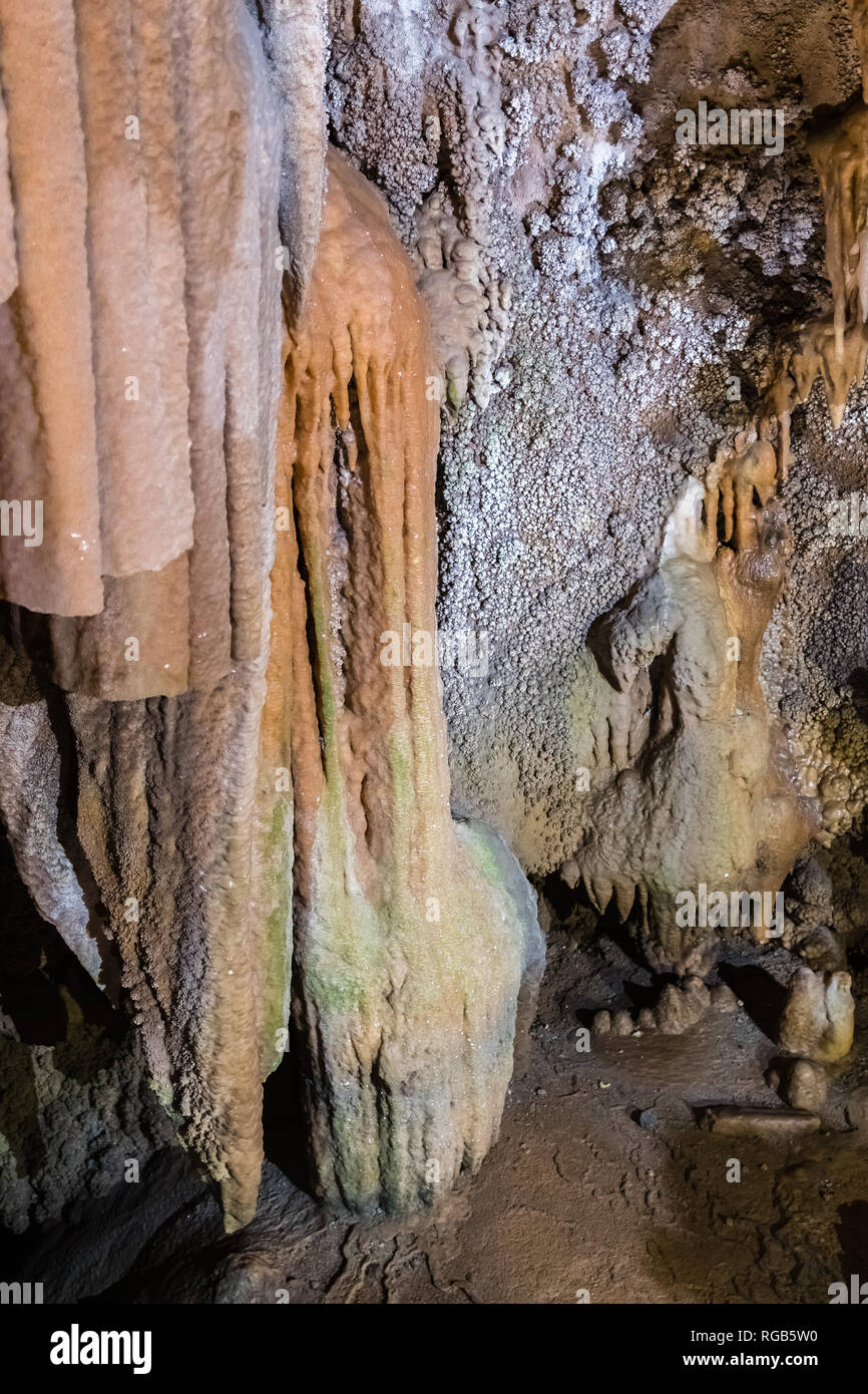 Le 26 juin 2018 des lacs / CA / USA - formations en belle forme le lac Shasta Caverns National National Monument, le nord de la Californie Banque D'Images