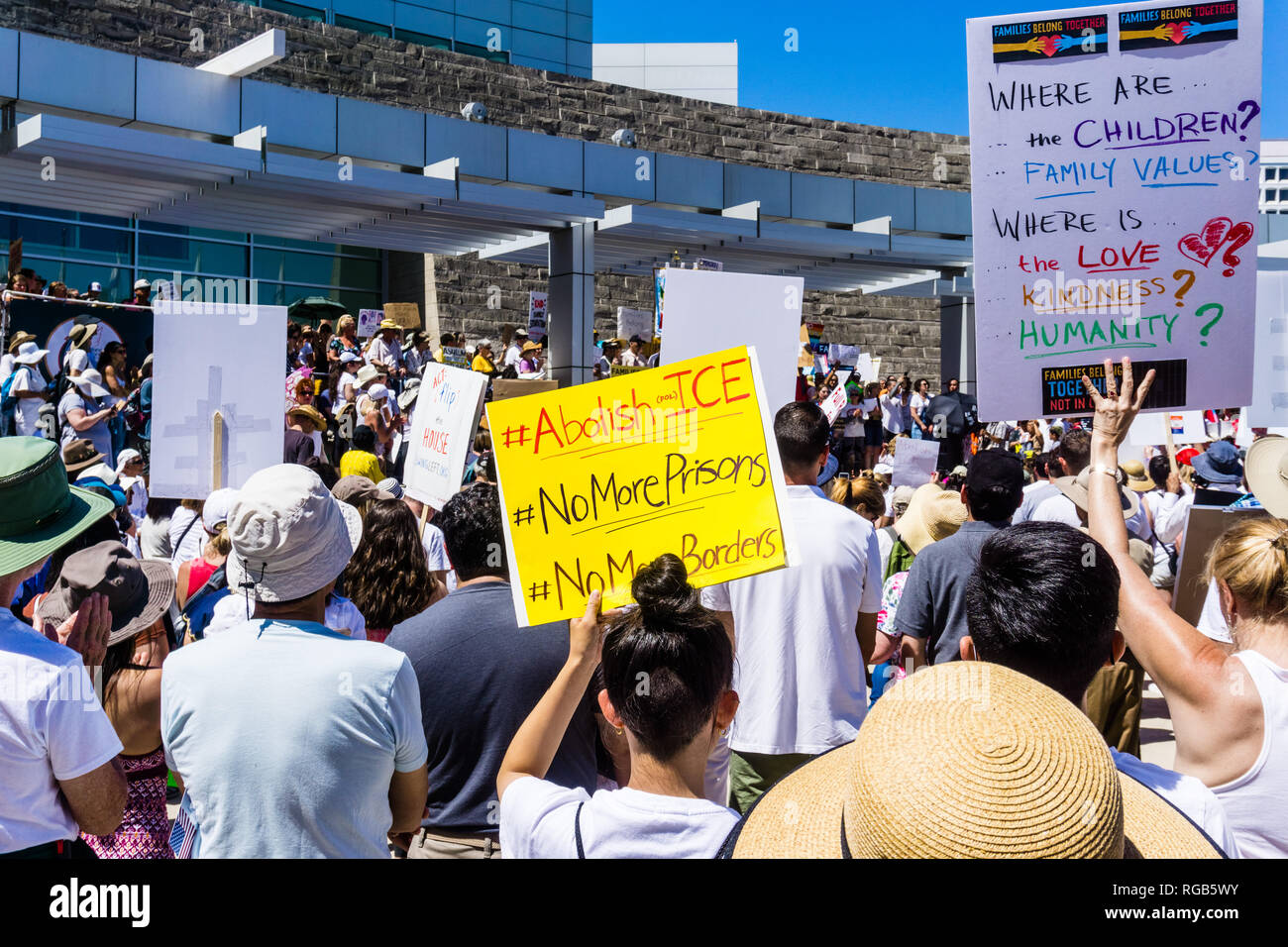 Le 30 juin 2018 San Jose / CA / USA - gens tenant des pancartes avec "familles appartiennent ensemble" et "Supprimer" Glace à la manifestation qui a eu lieu en face de la ville H Banque D'Images