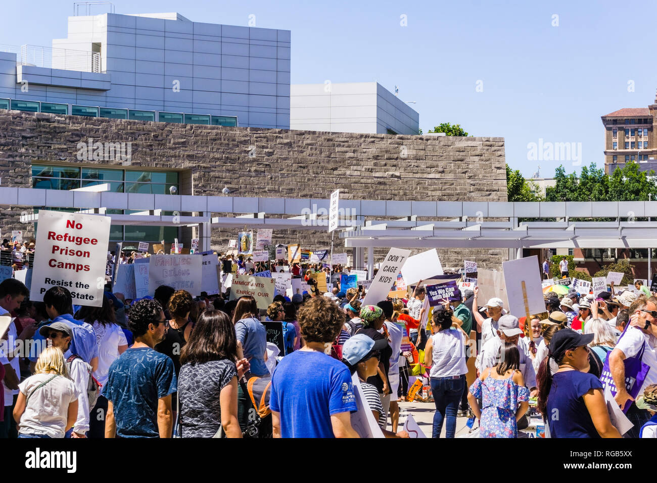 Le 30 juin 2018 San Jose / CA / USA - La foule portant des bannières se sont réunis pour la "familles appartiennent ensemble' manifestation tenue en face de l'Hôtel de Ville, dans downt Banque D'Images