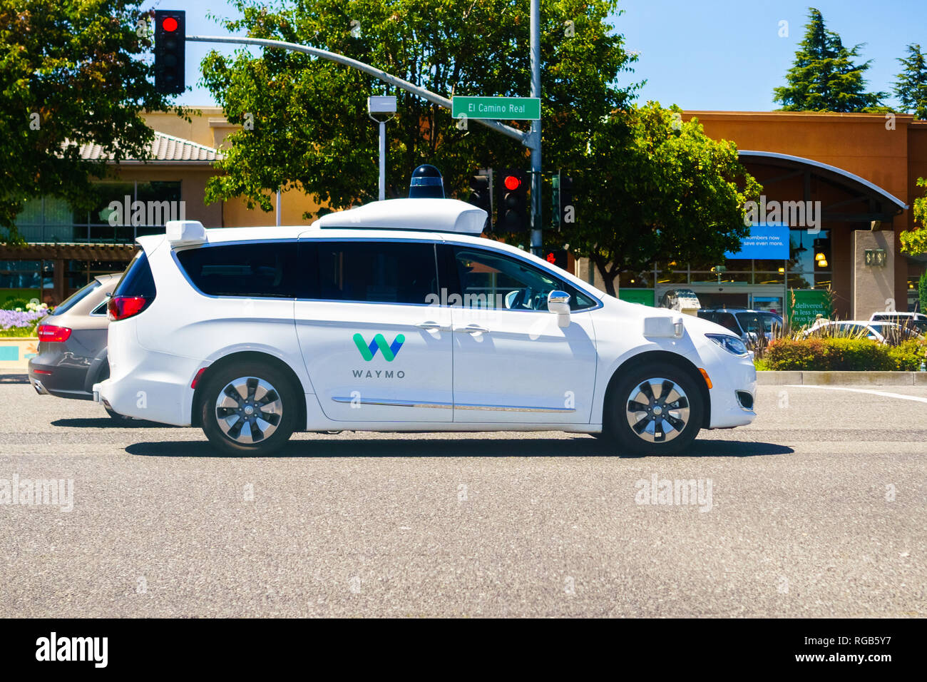 Le 10 juillet 2018 sur la montagne / CA / USA - Waymo voiture auto roulant à vitesse normale sur une rue de South San Francisco, Silicon Valley Banque D'Images