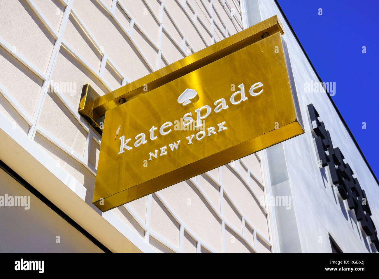 2 août 2018, Palo Alto / CA / USA - Close up de Kate Spade logo affiché au-dessus de l'entrée du magasin situé dans le quartier chic de Stanford en plein air S Banque D'Images