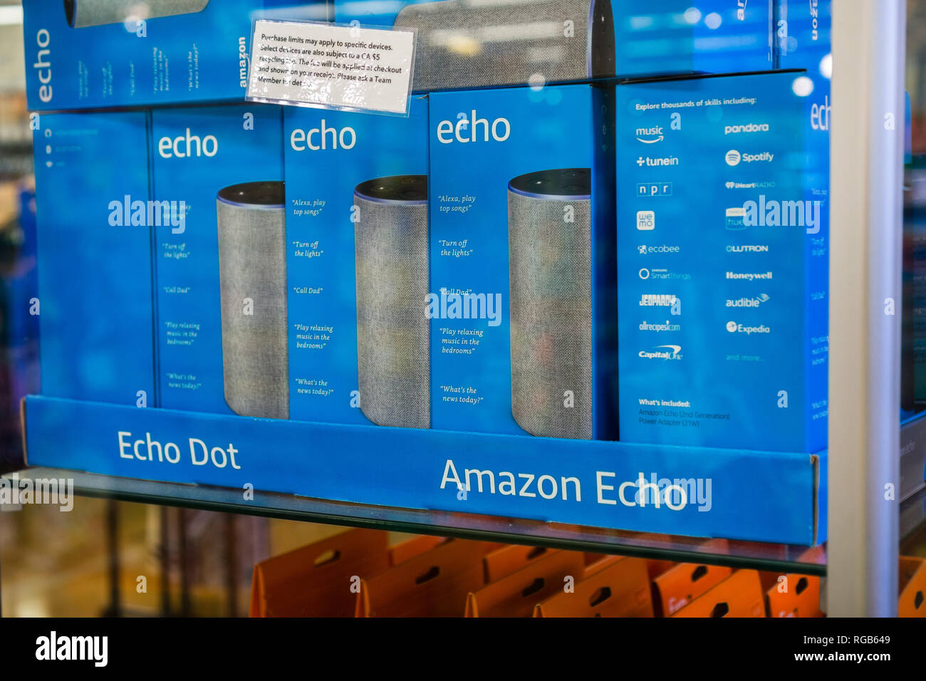 2 août 2018 Los Altos / CA / USA - Amazon Echo boîtes dans un affichage en verre situé dans l'un des magasins Whole Foods à San Francisco bay area Banque D'Images