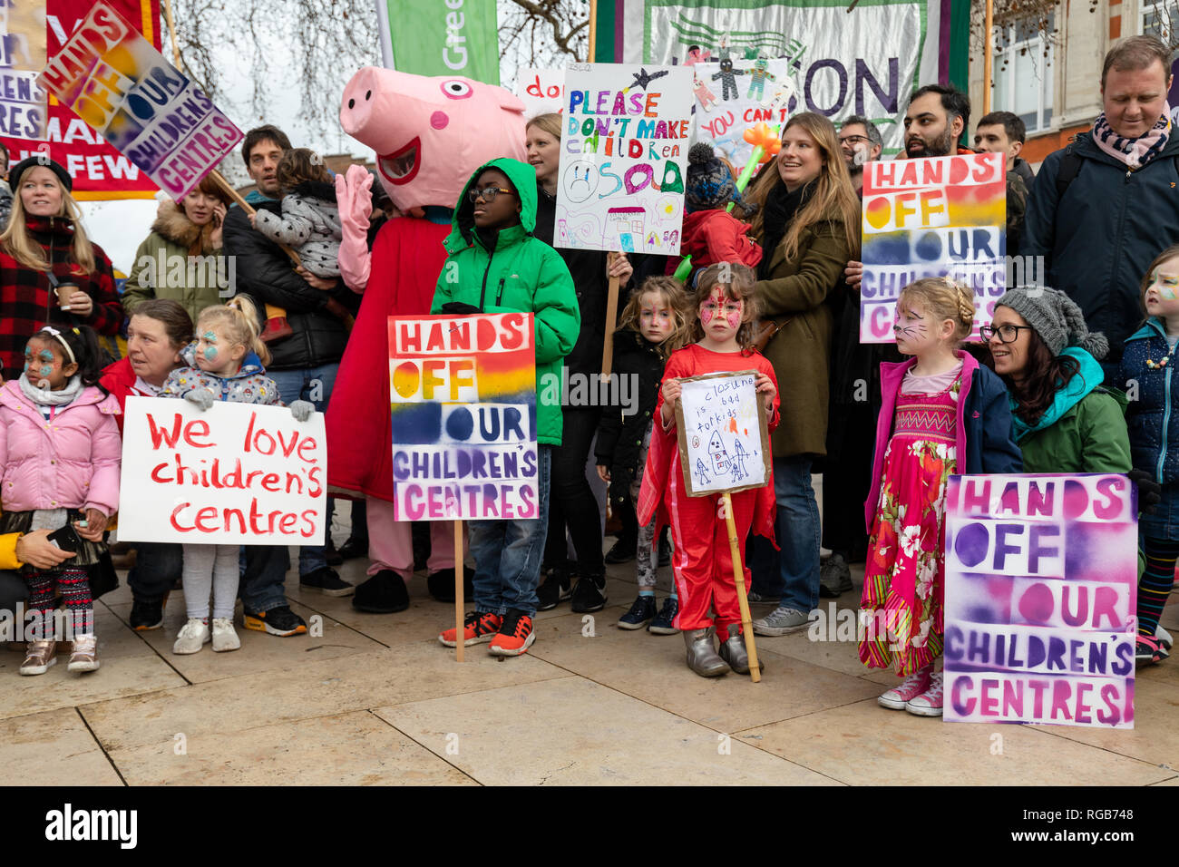 Les parents et les enfants en scène une protestation contre la fermeture de centres pour enfants le 26 janvier 2019 à Brixton's Windrush Square à Lambeth, Londres. Banque D'Images