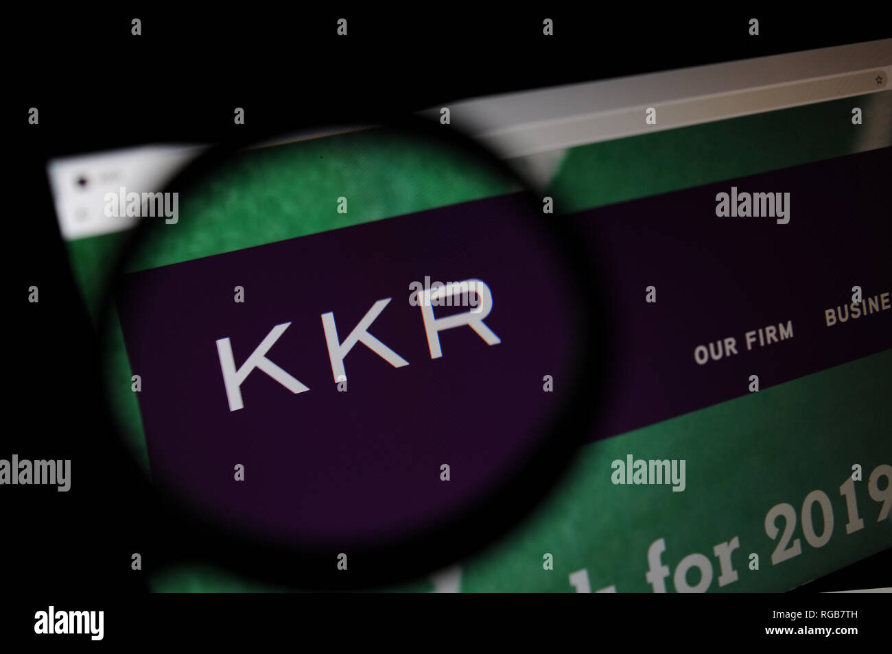 La société de capital-investissement KKR & Co., Inc Site web vu à travers une loupe Banque D'Images