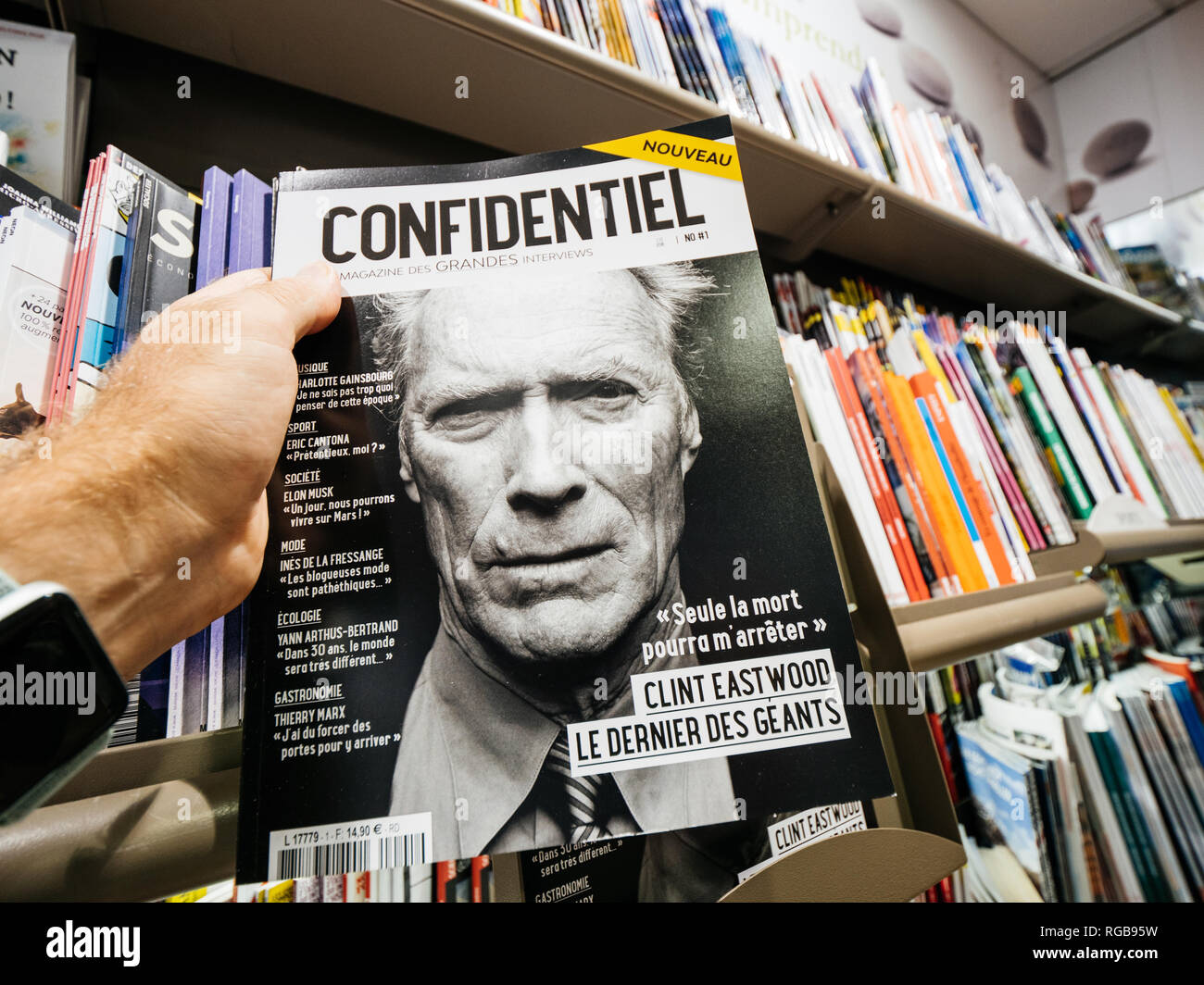 PARIS, FRANCE - Jul 16, 2018 : l'achat du magazine confidentiel avec Clint Eastwood Banque D'Images