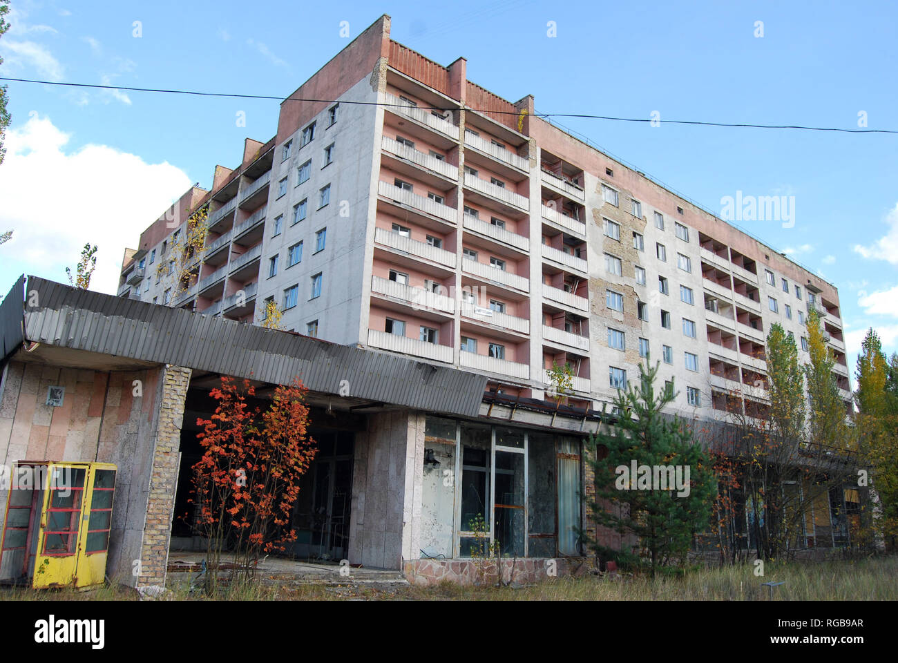Les rues et les bâtiments abandonnés dans la ville de Pripyat dans la zone d'exclusion de Tchernobyl, l'Ukraine Banque D'Images