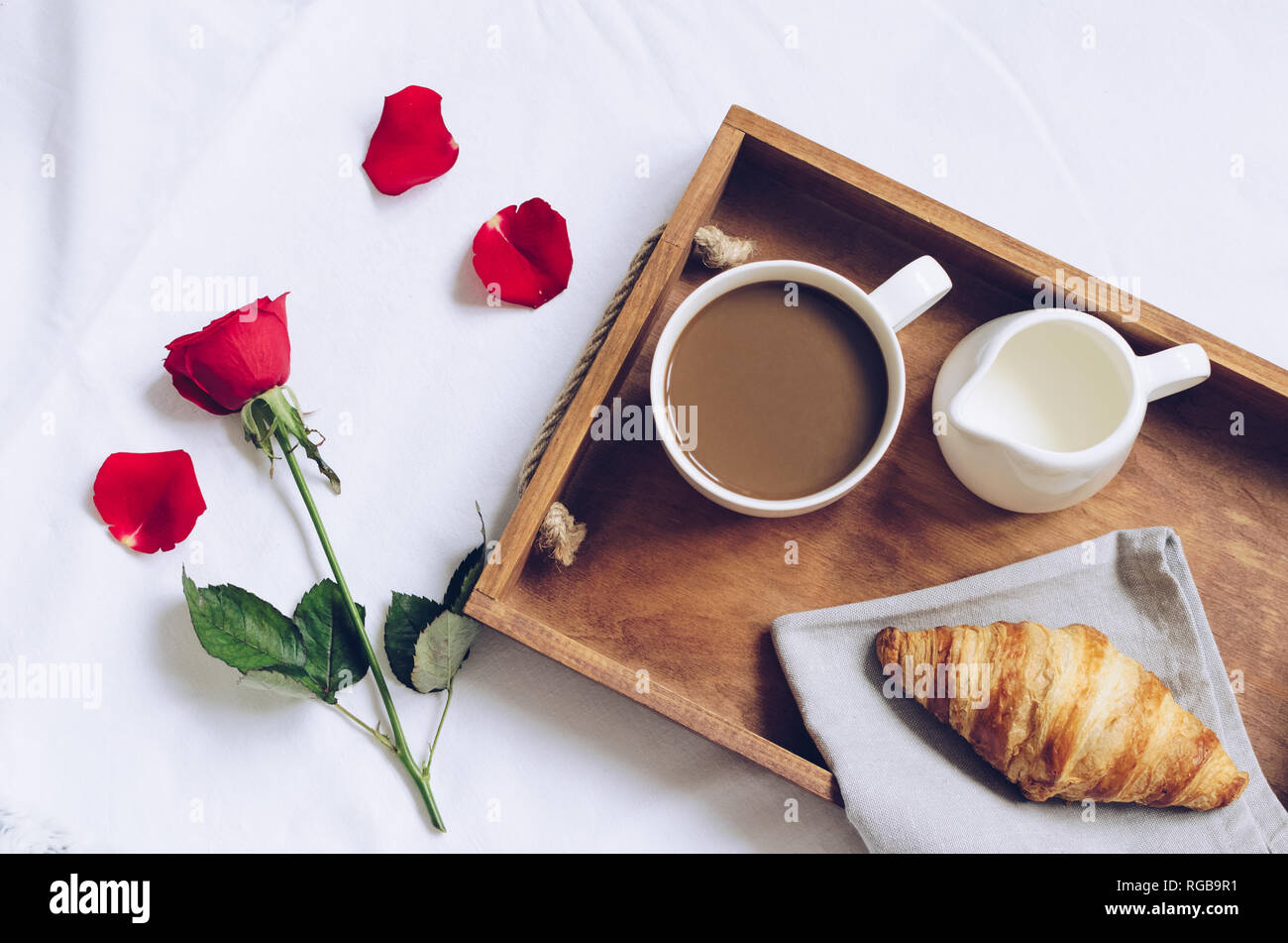 Saint Valentin romantique petit-déjeuner au lit, plateau avec croissant