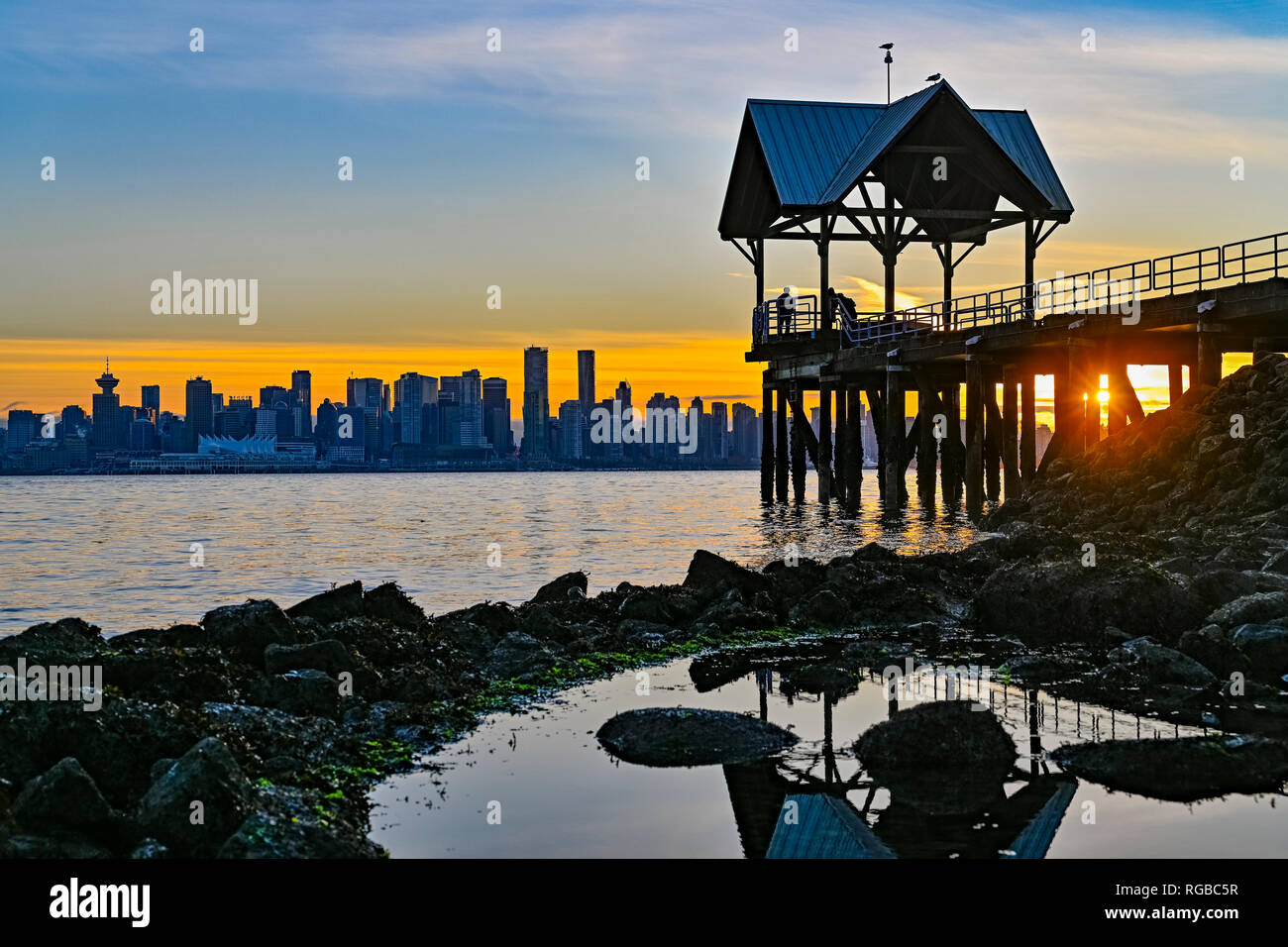 Pier au coucher du soleil avec le centre-ville de Vancouver skyline, Waterfront Park, North Vancouver, Colombie-Britannique, Canada Banque D'Images
