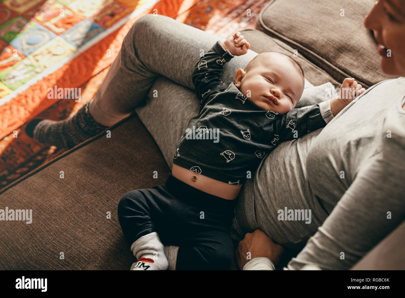 Bebe Dans Un Profond Sommeil Dans Les Genoux De Sa Mere A La Maison Mere Assis Sur Table Avec Son Bebe Dormir Sur Ses Genoux Photo Stock Alamy
