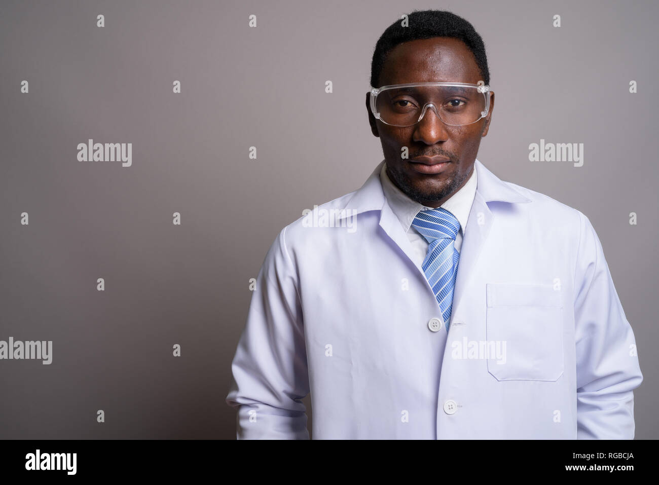 Beau jeune homme africain médecin portant des lunettes aga Banque D'Images