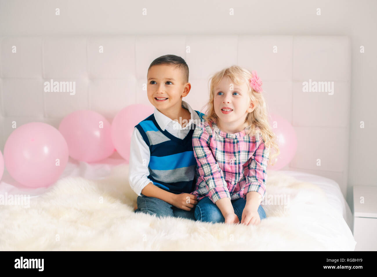 Portrait de deux happy smiling Caucasian blanche surprise funny cute adorable enfants. Boy and girl hugging les uns les autres. L'amour, l'amitié et de plaisir. Valen Banque D'Images
