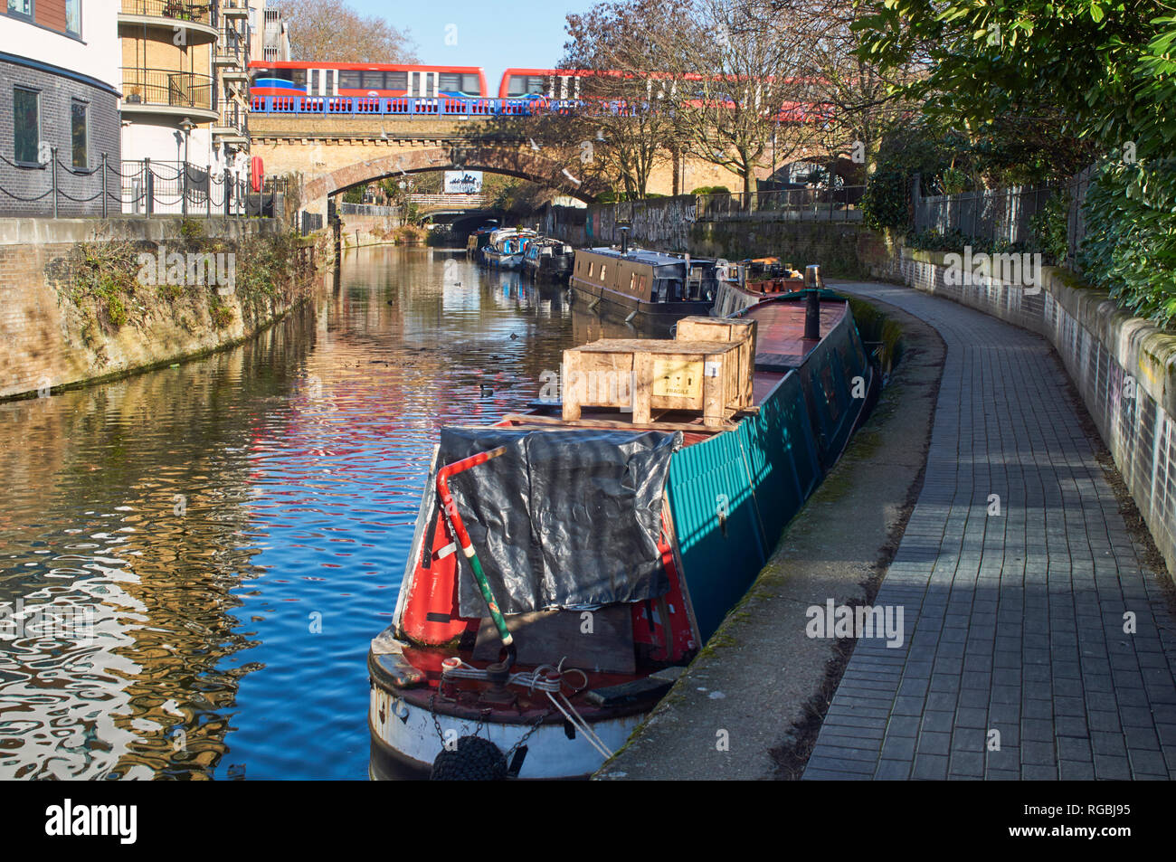 Limehouse Cut, Limehouse, East London UK, avec le et narrowboats Docklands Light Railway Crossing en arrière-plan Banque D'Images