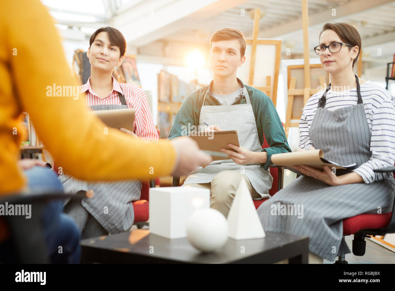 Portrait de groupe d'étudiants en art de l'écoute au cours de l'enseignant au collège session croquis Banque D'Images