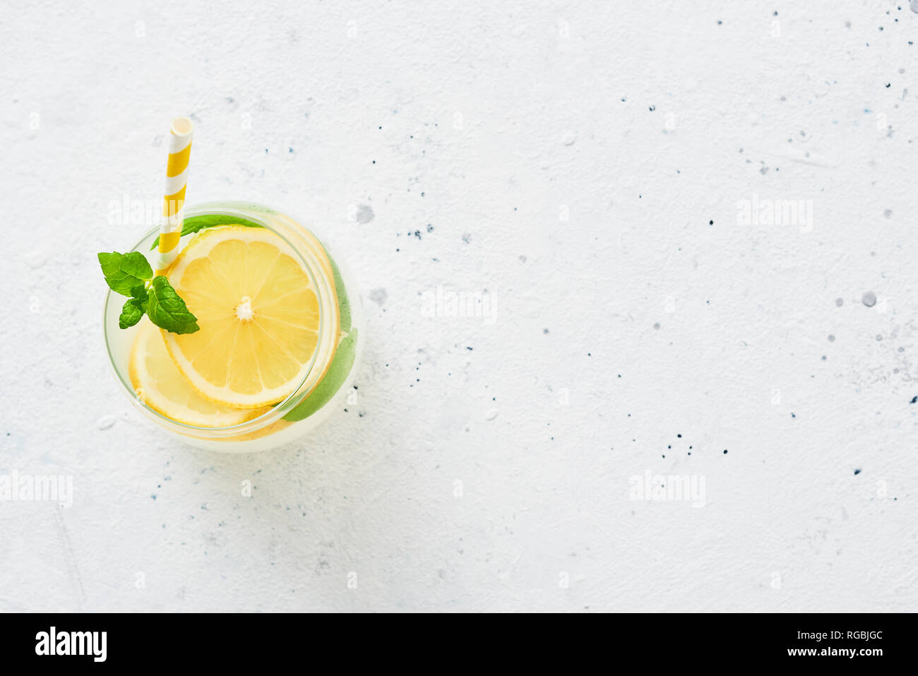 Froid de glace boisson d'été. Limonade traditionnelle ou avec mojito citron, de la menthe et de la glace sur fond blanc. Vue d'en haut. L'espace de copie pour le texte. Banque D'Images