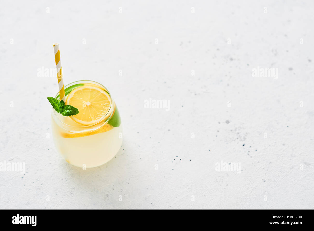 Froid de glace boisson d'été. Limonade traditionnelle ou avec mojito citron, de la menthe et de la glace sur fond blanc. L'espace de copie pour le texte. Vue d'en haut. Banque D'Images