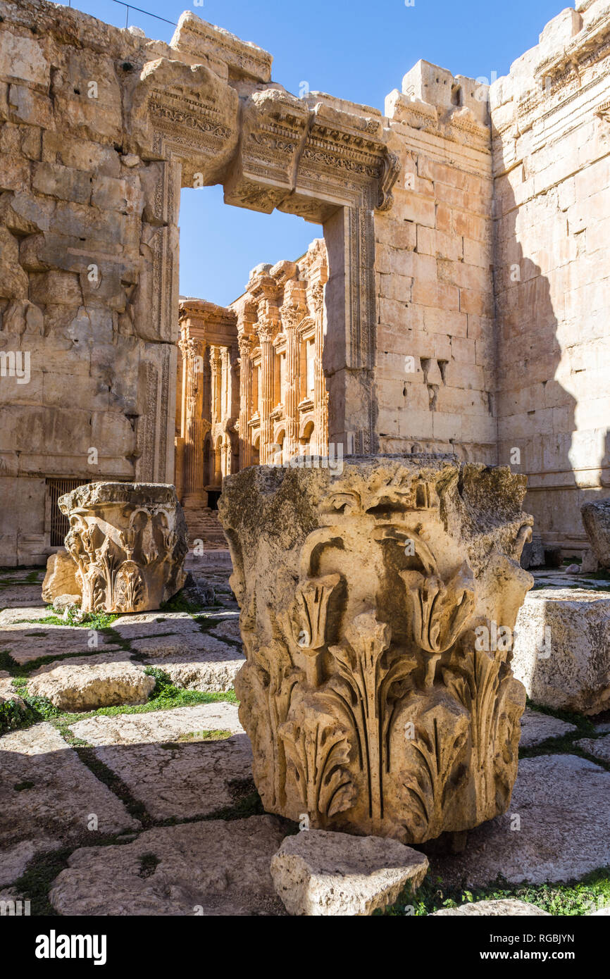 La colonne corinthienne relevant des capitaux à l'entrée de Temple de Bacchus, Héliopolis vestiges romains, de Baalbek, au Liban Banque D'Images