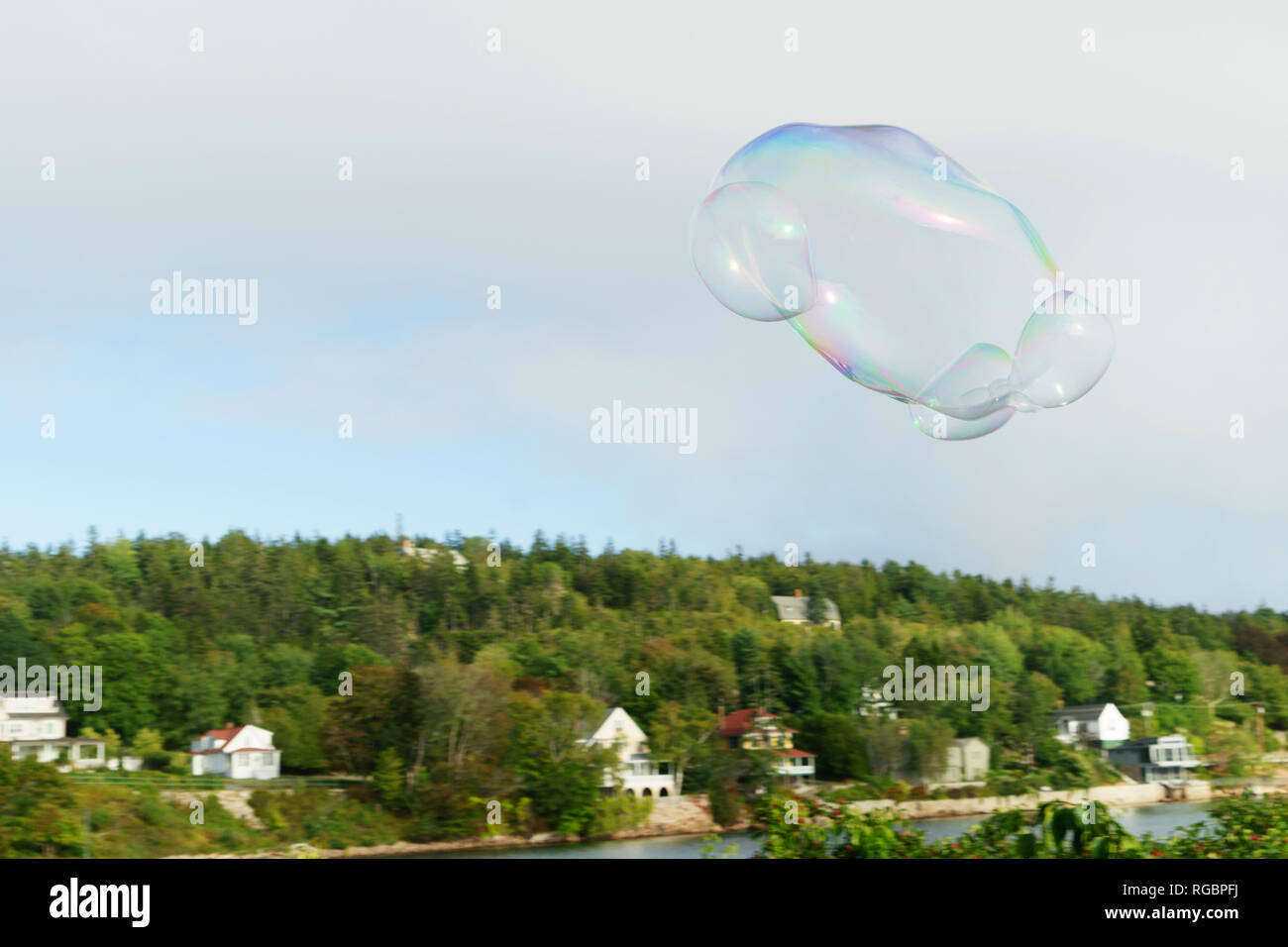 Bulle de savon flottant dans le ciel brumeux près de Bar Harbor, Maine. Banque D'Images