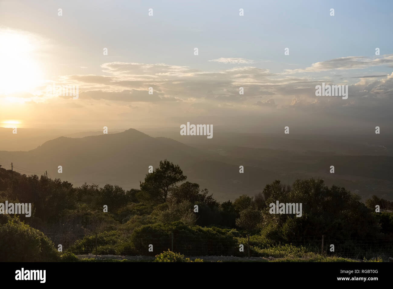 L'Espagne, Îles Baléares, Mallorca, Puig de Randa, Santuari de Cura, vue de la côte sud-ouest au coucher du soleil Banque D'Images