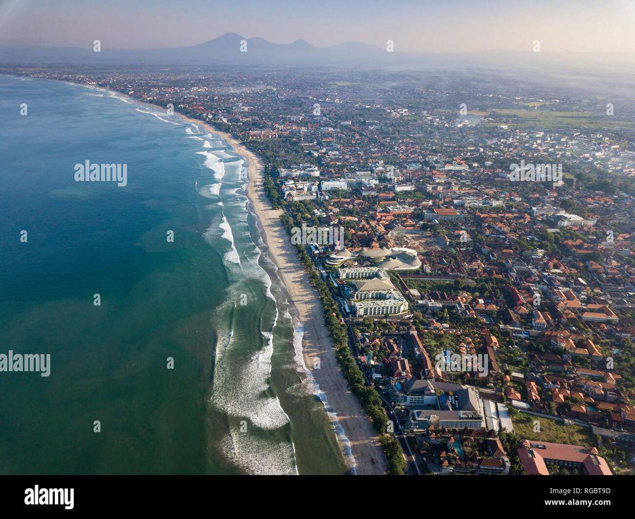 L'INDONÉSIE, Bali, vue aérienne de la plage de Kuta Banque D'Images