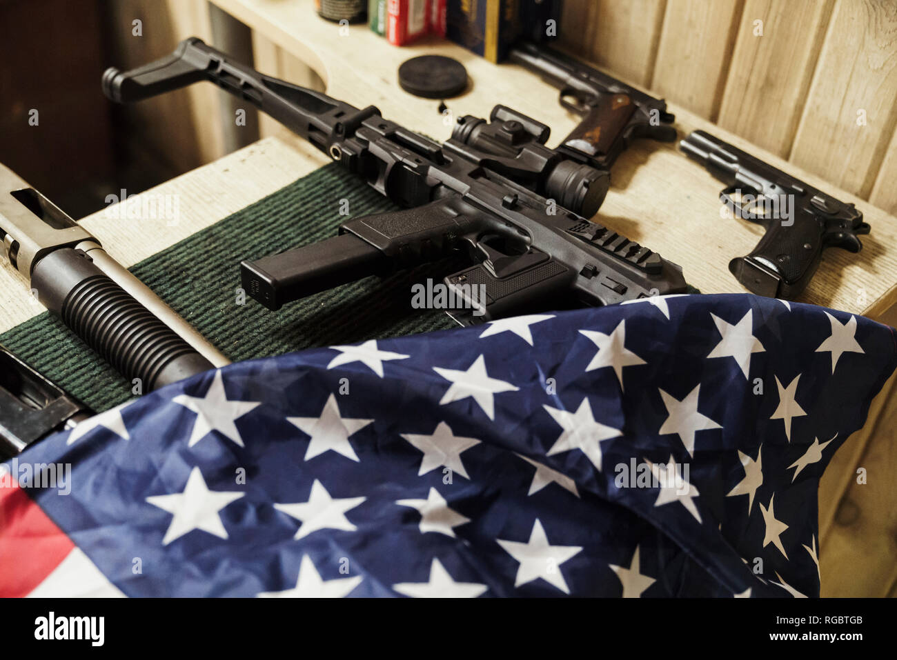 Fusils, canons et drapeau américain sur la table Banque D'Images