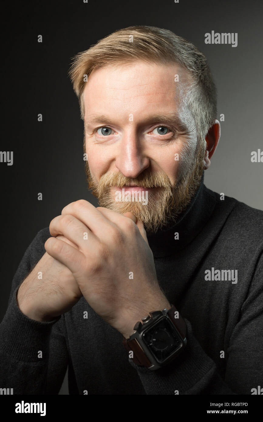 Portrait de l'homme blond avec barbe complète Banque D'Images