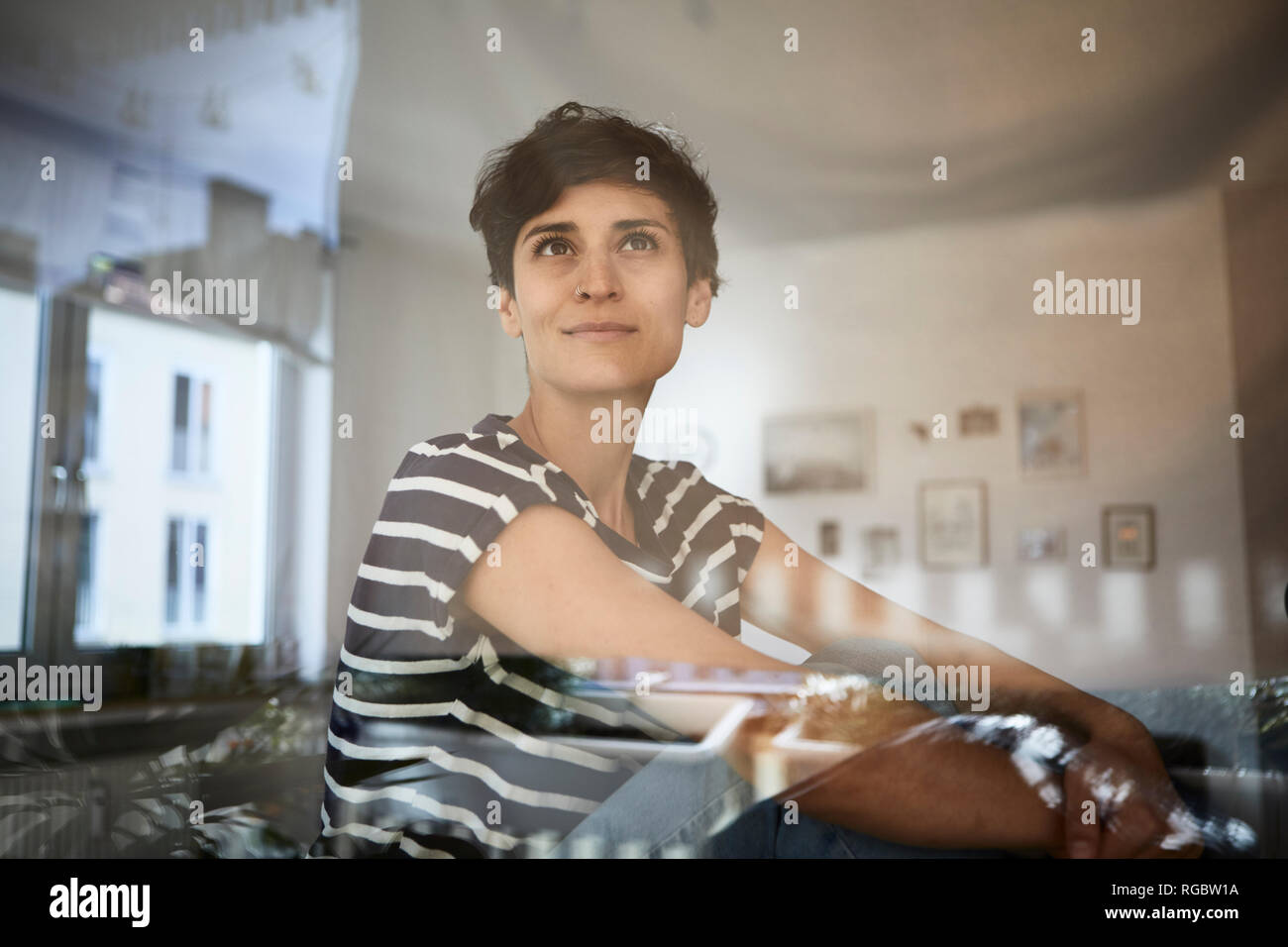 Portrait de femme à la maison pensant Banque D'Images