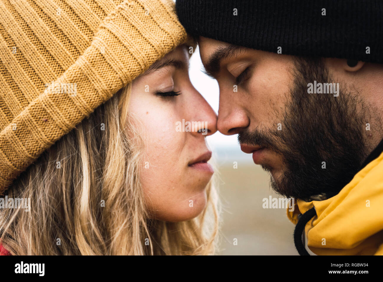 Jeune couple se frottant le nez affectueusement, Laponie, Norvège Banque D'Images