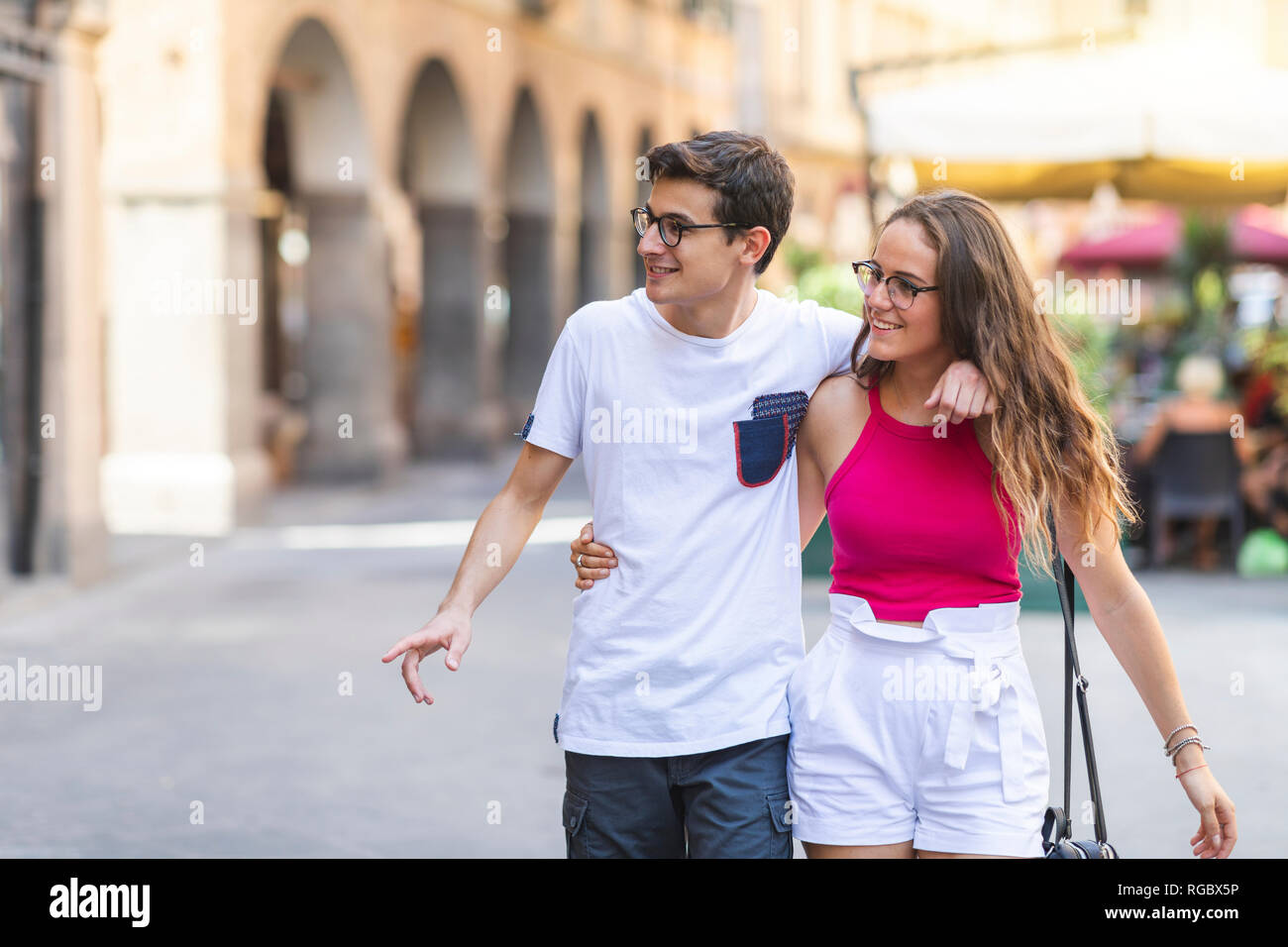 Jeune couple en train de marcher ensemble dans la ville Banque D'Images