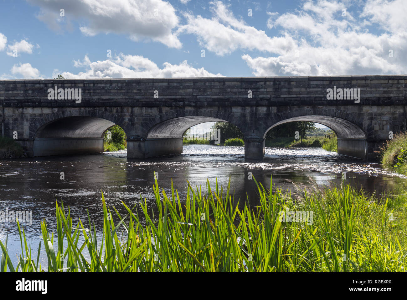 Le passage aux frontières, Belcoo-Blacklion, Irlande. Un magnifique pont sur la rivière Belcoo Belcoo liens dans le comté de Fermanagh, en Irlande du Nord à Blacklion je Banque D'Images